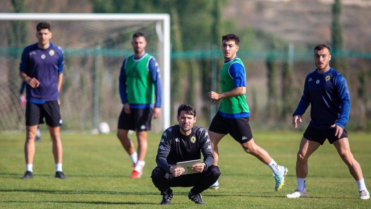 Lolo Escobar observa el desarrollo del último entrenamiento antes del Hércules-Mallorca B