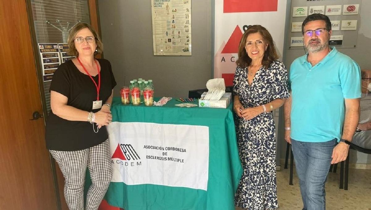 Raquel de la Morena y Antonio Galindo, de la asociación Acodem, junto a la delegada de Salud y Consumo, María Jesús Botella.