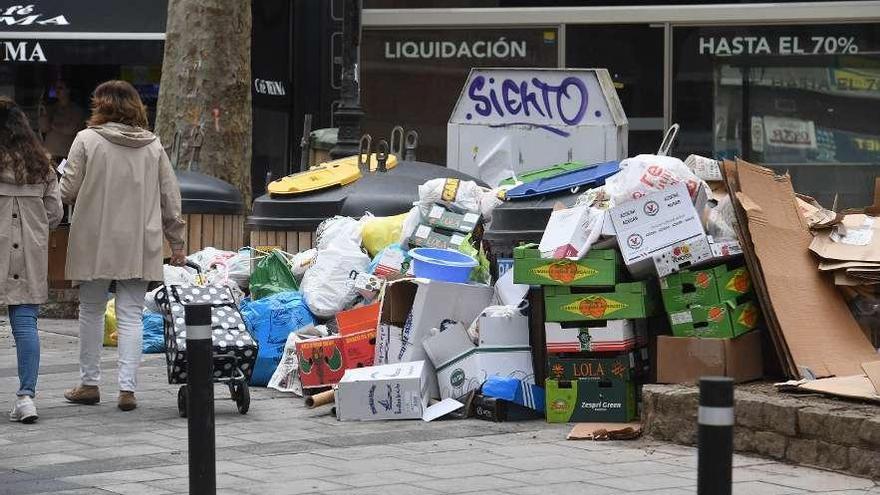 Contenedores de basura desbordados, ayer por la mañana.