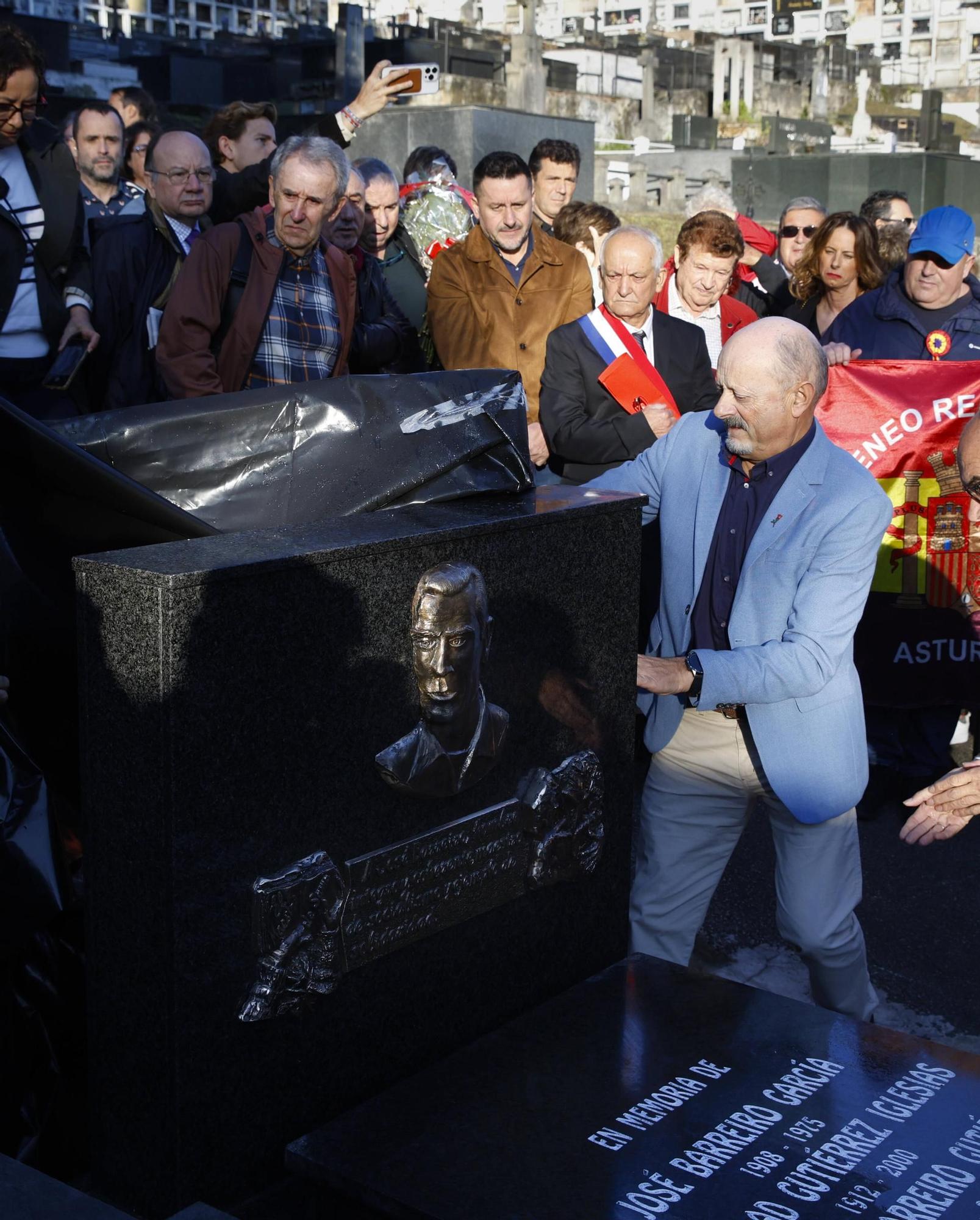 EN IMÁGENES: La inhumación de los restos de José Barreiro en Langreo