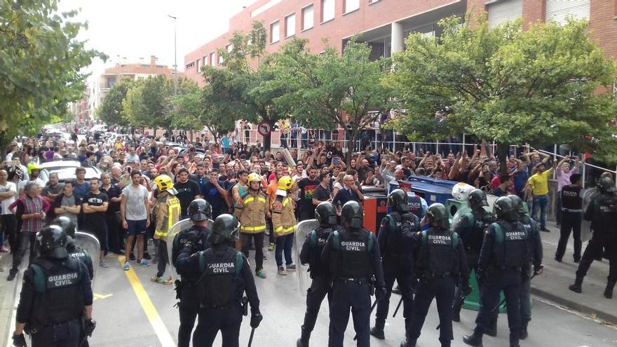 Guàrdies civils a l&#039;arribada l&#039;1-O a l&#039;IES Quercus de Sant Joan, abans d&#039;iniciar les càrregues