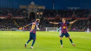 Lamine Yamal y Lewandowski celebran el segundo tanto del Barça ante la Real Sociedad en Montjuïc.