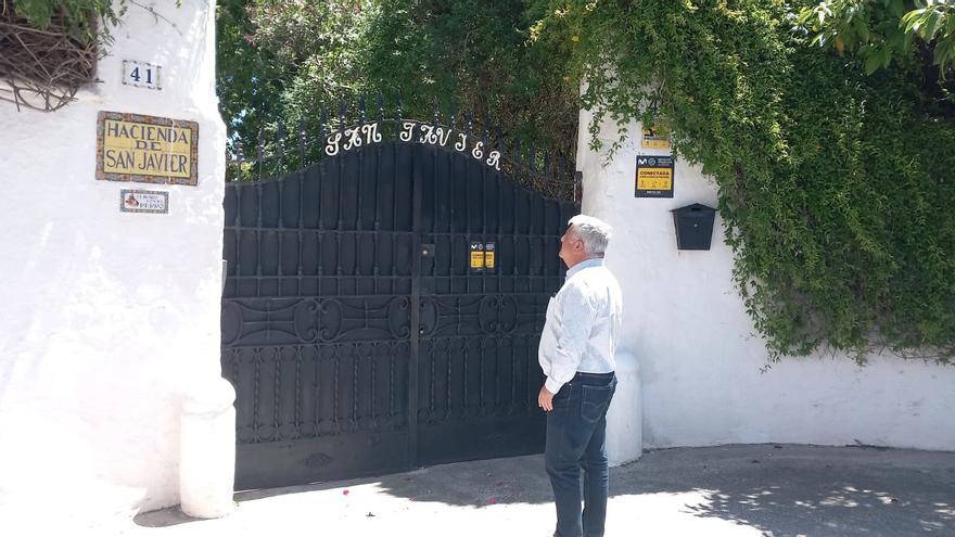 El concejal socialista en el Ayuntamiento de Málaga Salvador Trujillo en la puerta de Hacienda San Javier.