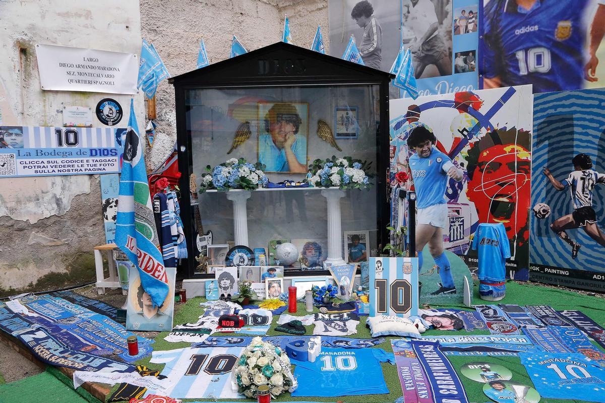 Un santuario improvisado en homenaje a Diego Maradona  en la llamada &quot;plaza Maradona&quot; en el distrito Quartieri Spagnoli de Nápoles