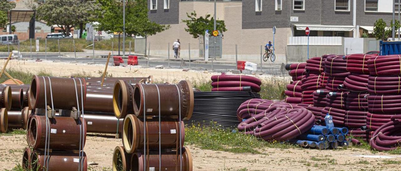 Material en la parcela que se debe urbanizar para la construcción de la comisaría de la Guardia Civil