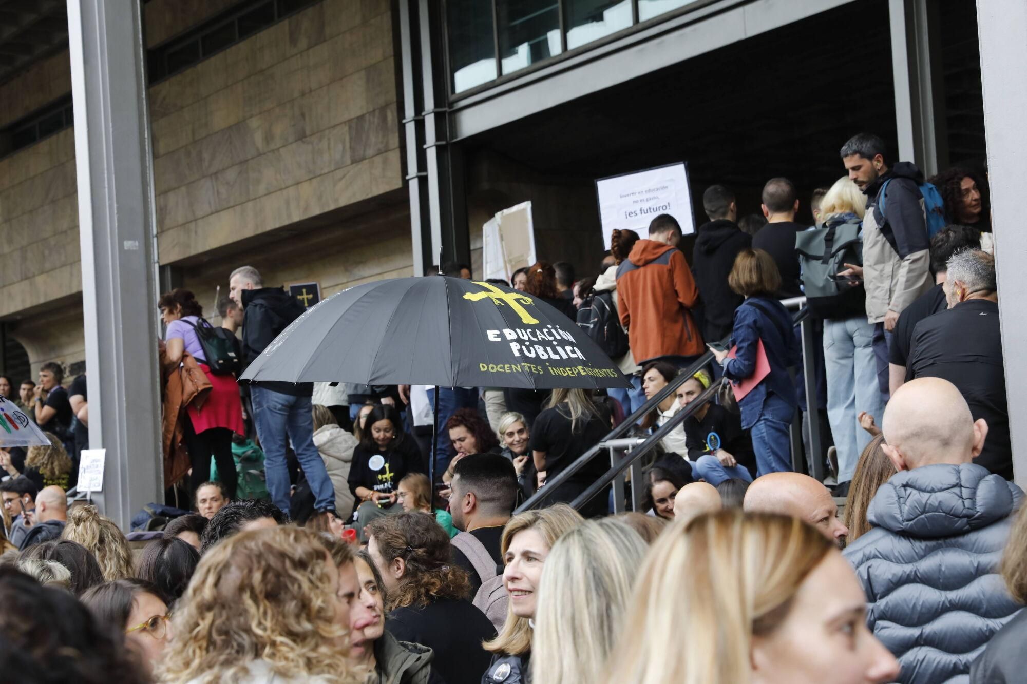 Cientos de profesores se concentran en Oviedo mientras Gobierno y sindicatos negocian.