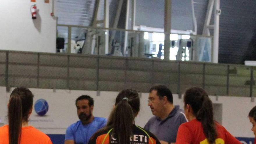 Alfredo Fernández se dirige a sus jugadoras en el entrenamiento de ayer del Ansa Oviedo en el Florida Arena.