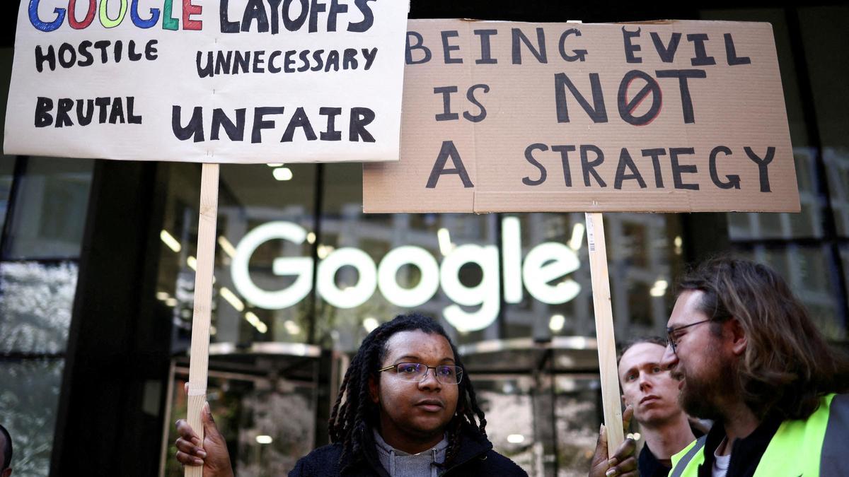 Miembros del sindicato de Google denuncian el despido de empleados.