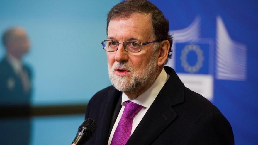 Rajoy ve un &quot;disparate&quot; reconocer a Puigdemont y pide un &#039;president&#039; &quot;limpio&quot;