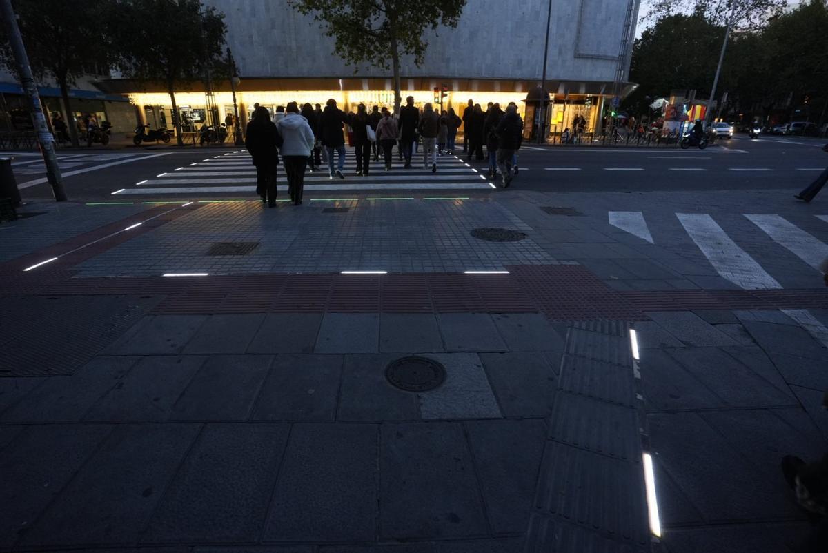Ruta iluminada y podotáctil.
