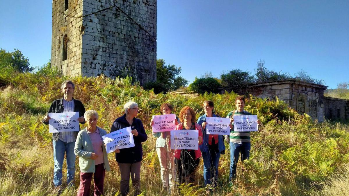 Un grupo de militantes del BNG de A Estrada, con la diputada Montse Prado, ayer en Guimarei.  // FdV