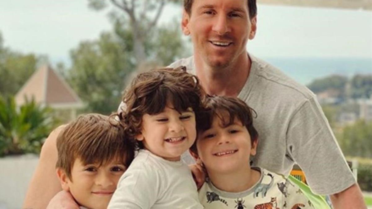 Leo Messi, con sus hijos, en la foto más reciente publicada por él, ya sin barba.