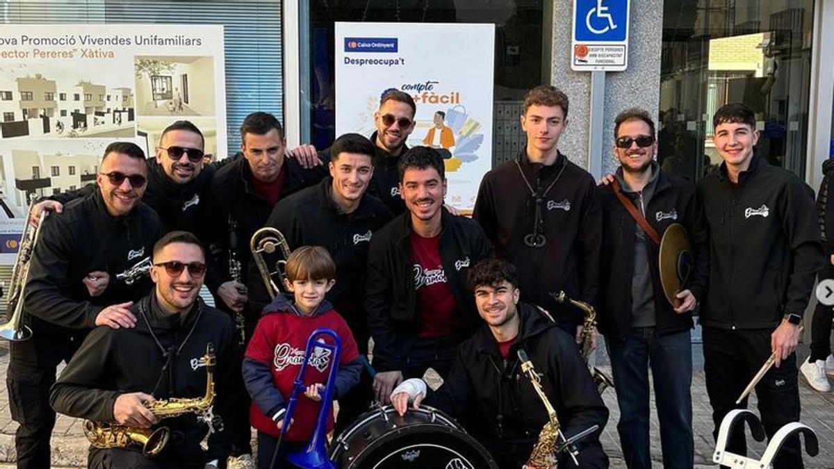 Integrantes de la Xaranga La Gramola, que participará en la primera batalla de charangas de Ontinyent.