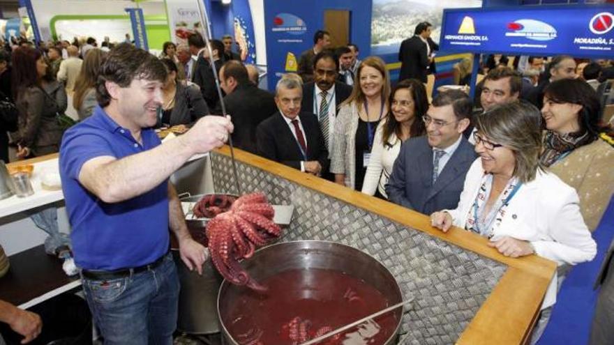 La conselleira de Mar, Rosa Quintana (d.); el secretario general de Pesca, Carlos Domínguez (2º d.); el ministro de Pesca de Yemen, Eng Awad Sa&#039;ad (2º i.), y José L. Freire, presidente de Conxemar (izq.), ayer.  // M.G. Brea