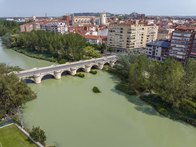 El río Carrión nos da la bienvenida a la ciudad de Palencia.