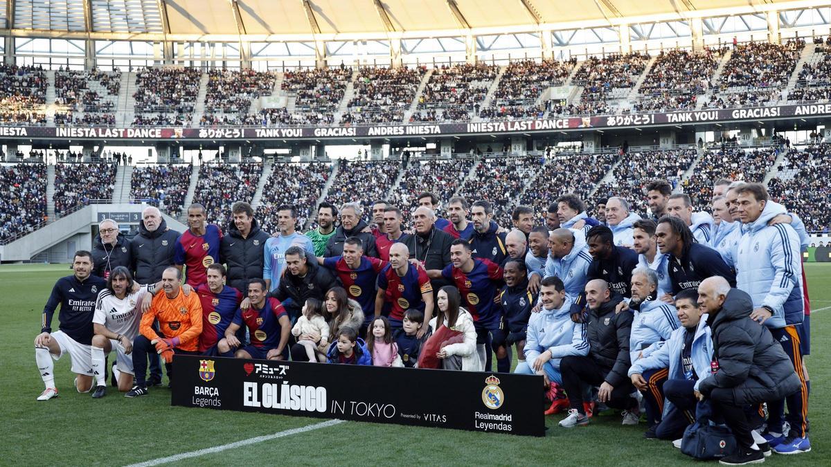 FC Barcelona y Real Madrid posaron juntos al final del encuentro en Tokio