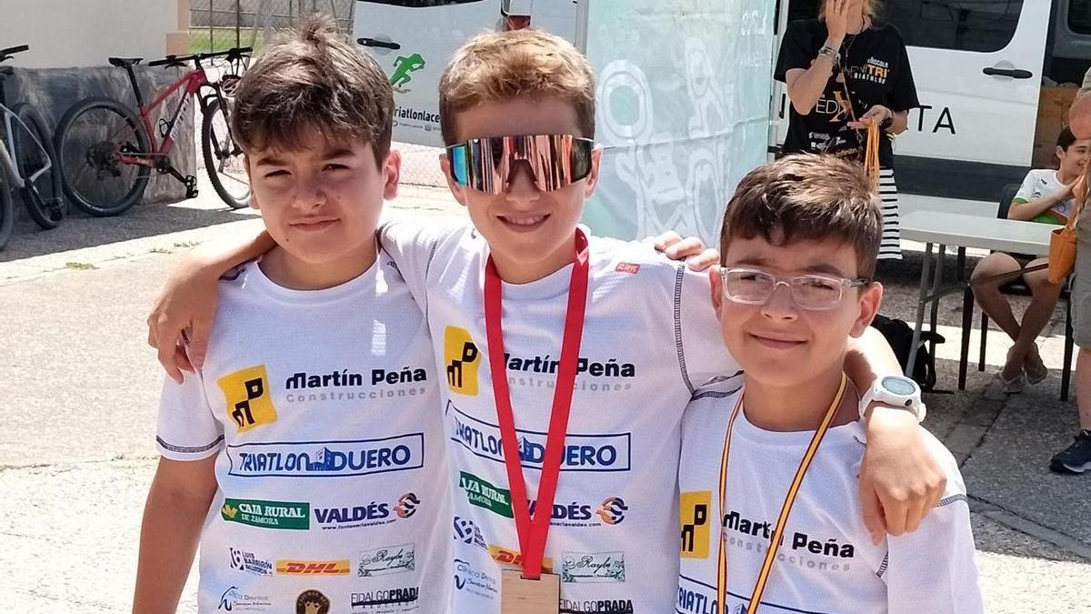 La expedición de Triatlón Duero en el III Triatlón de Menores de la localidad segoviana de Cabezuela.