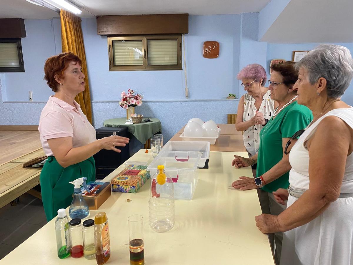 Isabel Álvarez (izquierda), imparte el taller de meteorología en Ayoó de Vidriales.