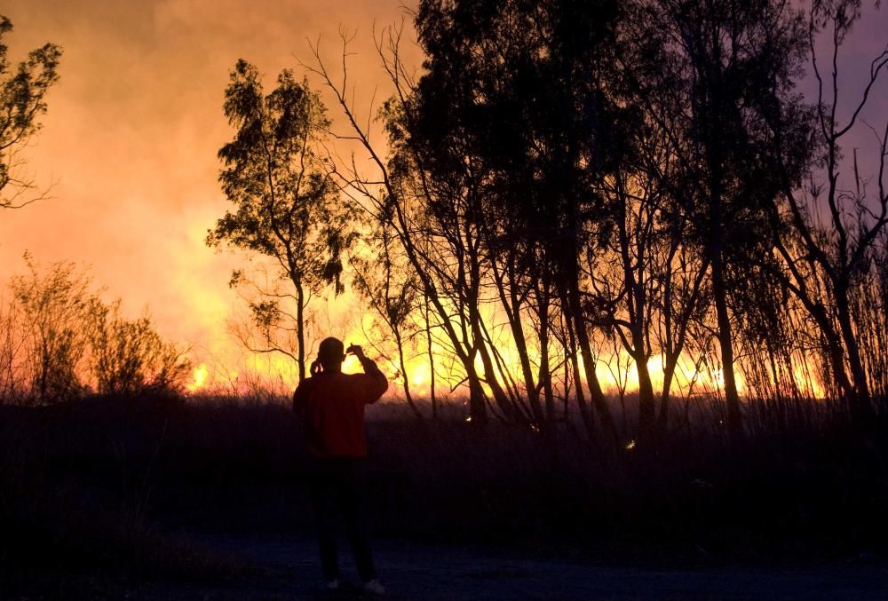 Un incendio obliga a desalojar el camping de Almenara