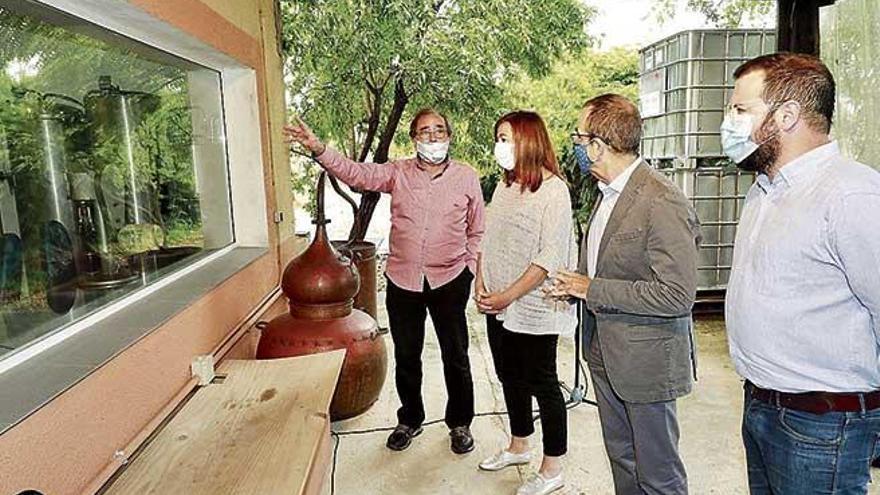 Francina Armengol y Juan Pedro Yllanes en Tot Herba con los responsables de la empresa.