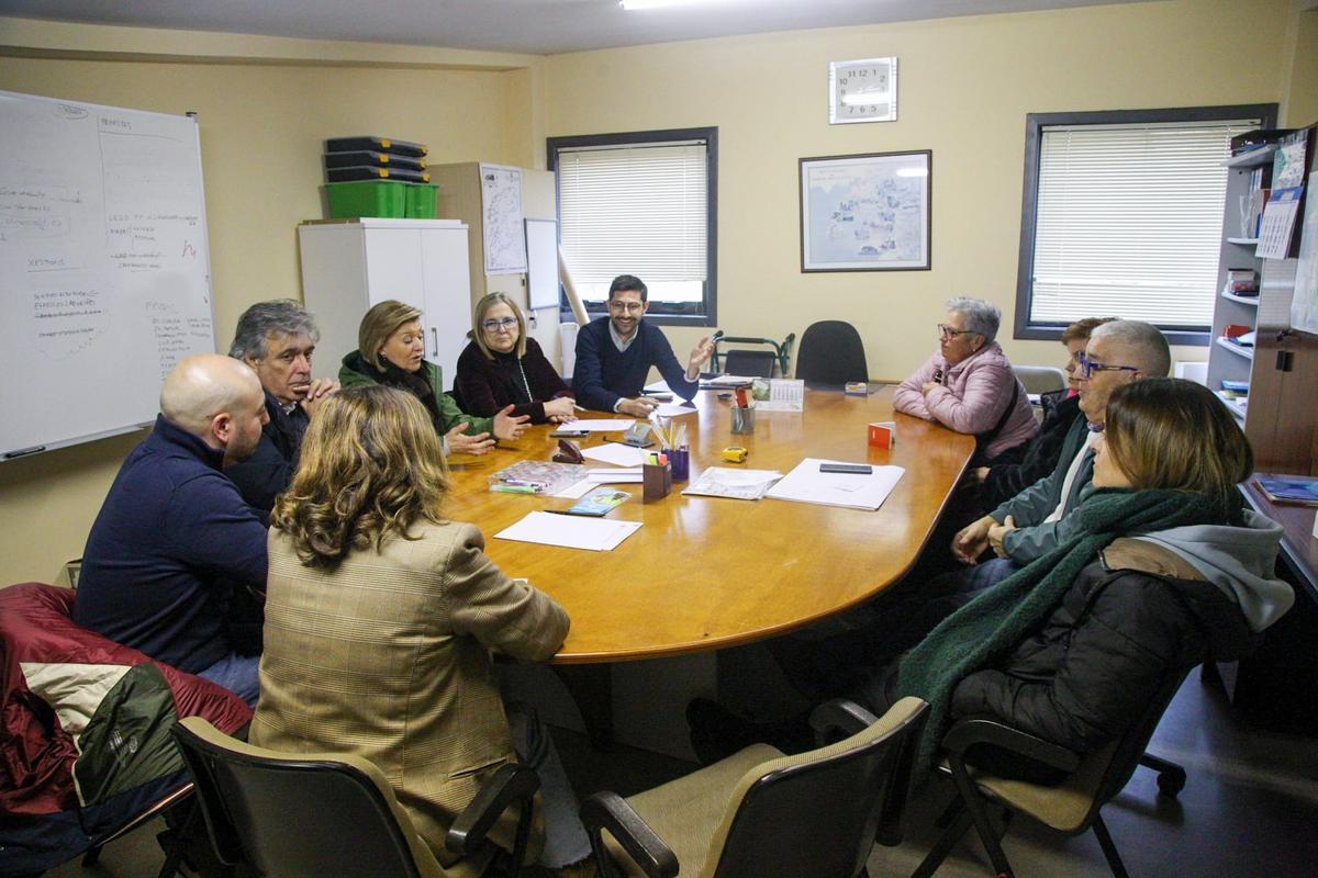 Un momento de la reunión entre los diputados y los vecinos de Trabanca Badiña.