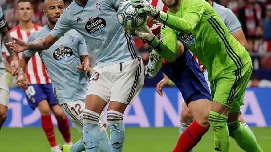 Rubén Blanco atrapa un balón ante Morata. // Efe