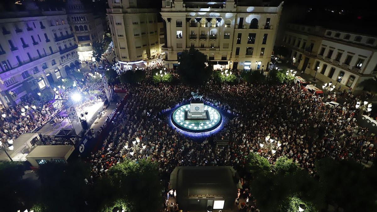 El público asiste a un concierto en la plaza de Las Tendillas en la Noche Blanca del Flamenco.