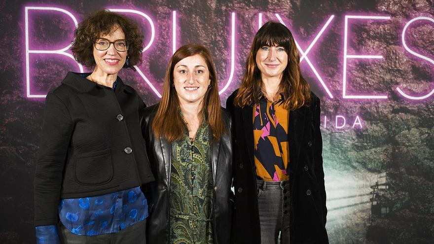 La directora del documental &#039;Bruixes, la gran mentida&#039;, Joanna Pardos, amb la subdirectora, Magdalena Oliver, i la diputada d&#039;Igualtat de la Diputació de Lleida, Helena Martínez