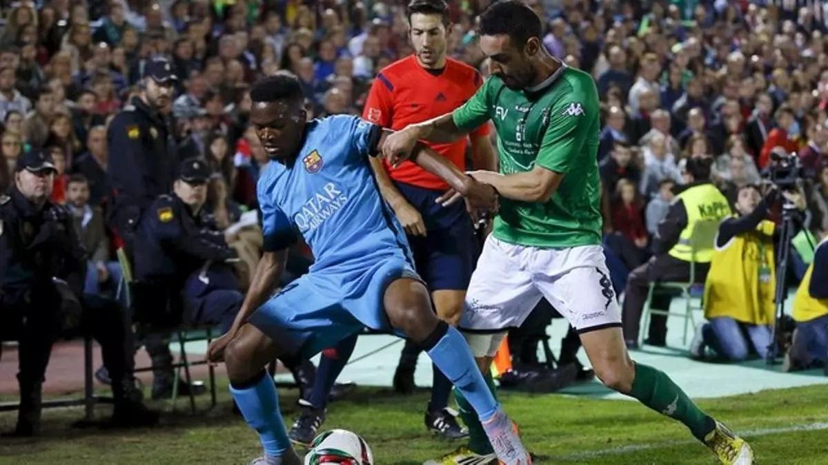 Wilfrid Kaptoun protege el balón durante su debut con el primer equipo del Barcelona, ante el Villanovense, en 2015.