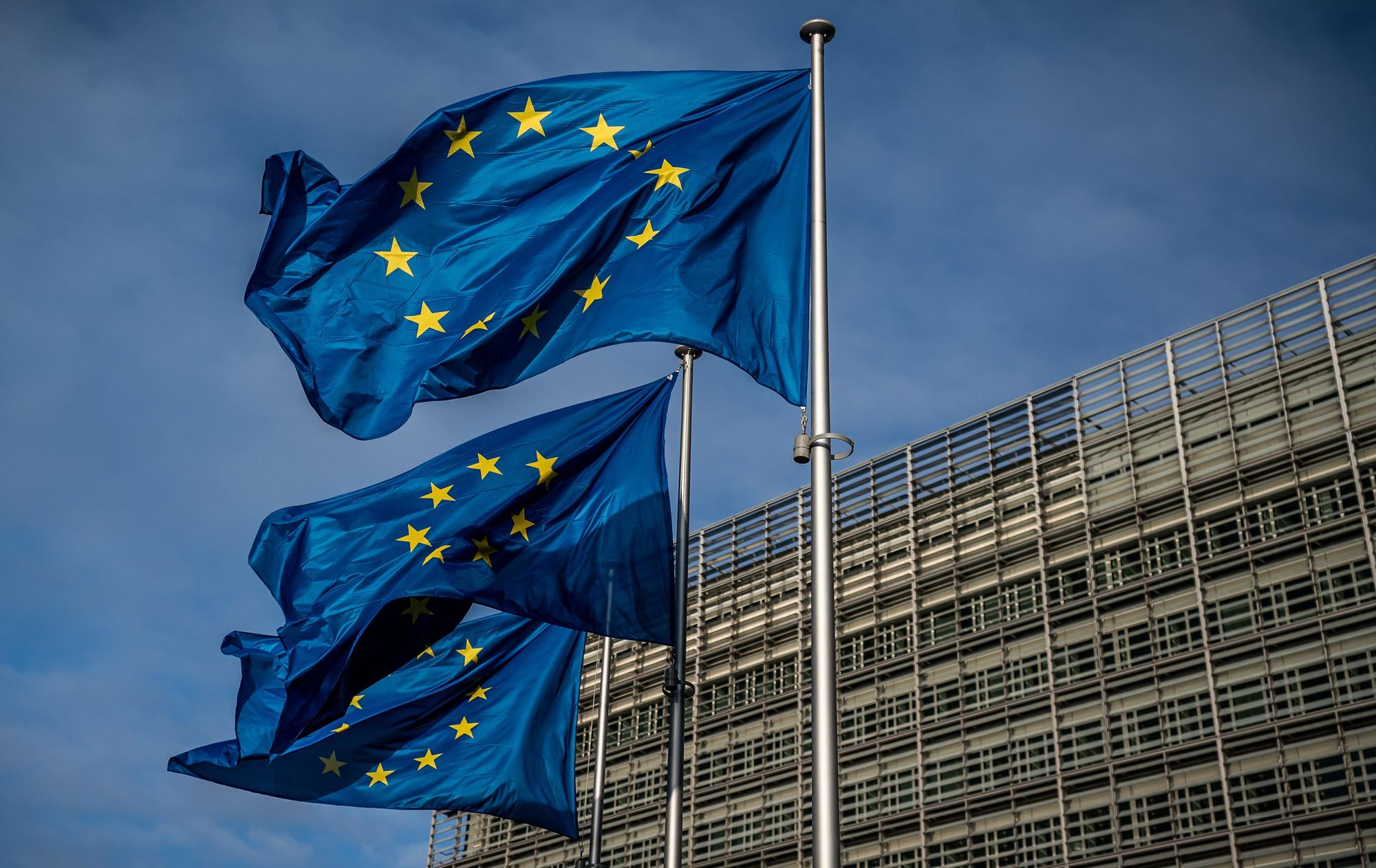 Imagen de archivo de dos banderas de la Unión Europea