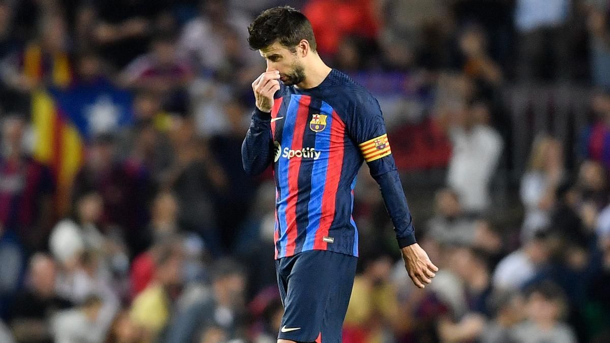 Piqué abandona cabizbajo el Camp Nou tras el empate ante el Inter.