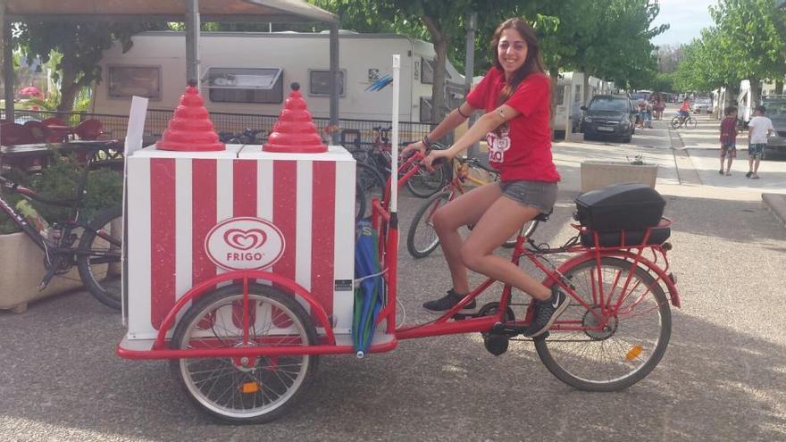 Idolina Massa, als matins, recorre el càmping Mas Patoxas de Pals amb el tricicle de gelats · Diari de Girona