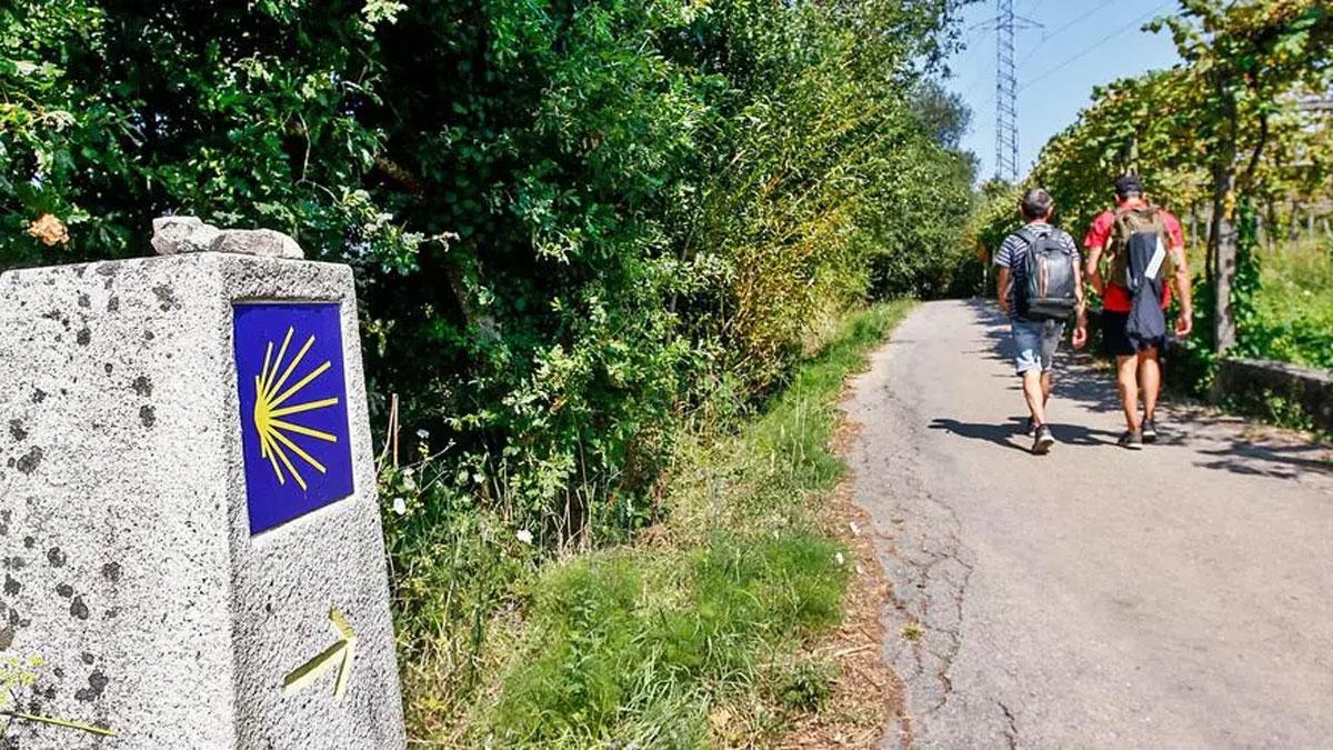 Dos peregrinos haciendo el Camino de Santiago.