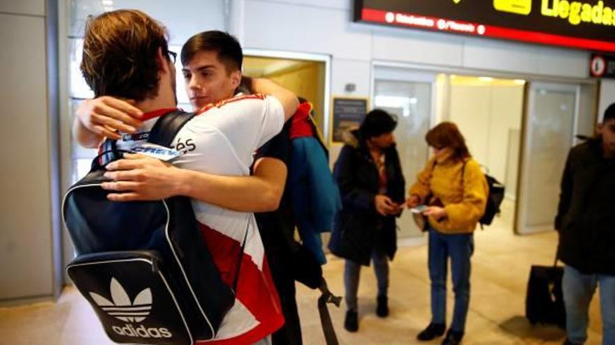 Dos aficionados del River y Boca que son hermanos, confraternizan antes de la final.