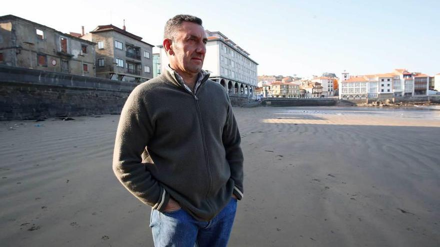 César Menéndez, en la playa de La Ribera de Luanco.