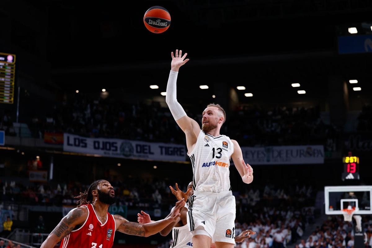 Dzanan Musa lanza a canasta en el partido entre el Real Madrid y el Bayern de Múnich de la repesca del Play-In de la Eurloliga