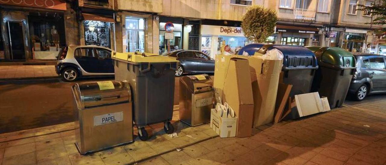 Estado que presentaba ayer el entorno de los contenedores subterráneos clausurados en la calle Cardenal Quevedo. // Jesús Regal