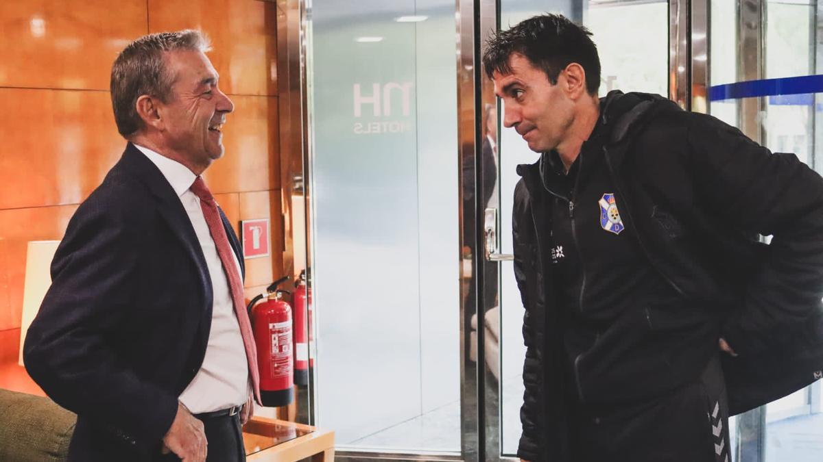 El presidente del club, Paulino Rivero, sonriente junto al entrenador, Asier Garitano.
