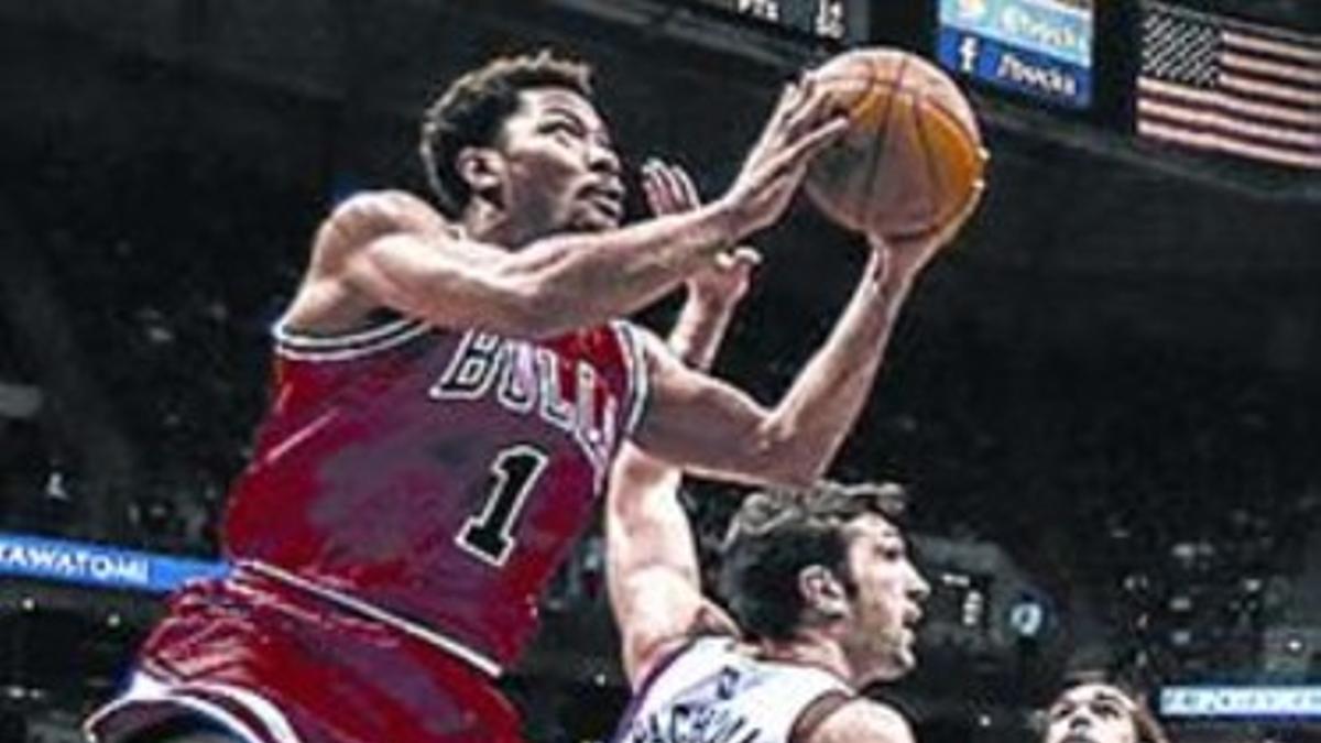 Rose trata de encestar para los Bulls.