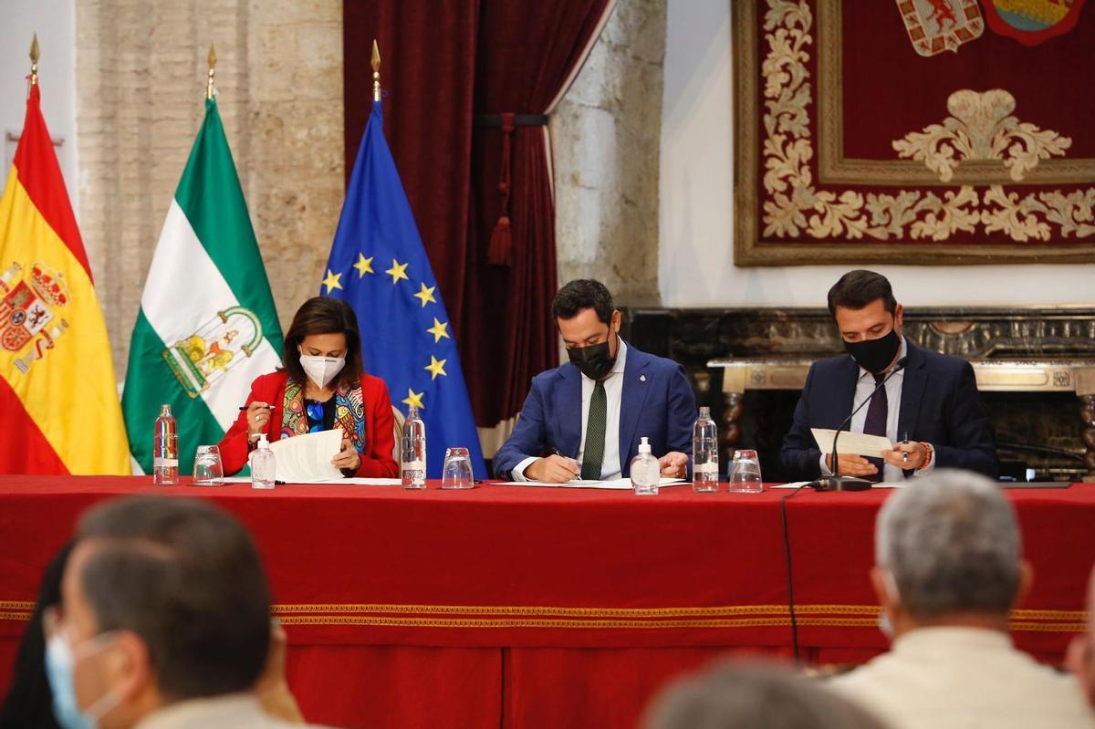 Margarita Robles, Juanma Moreno y José María Bellido, duranta la firma del protocolo en el Alcázar.