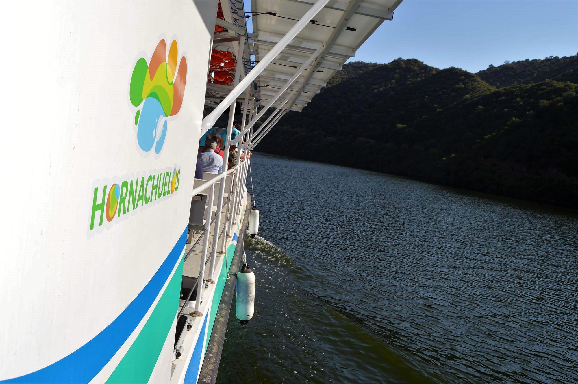 El barco solar de Hornachuelos realiza su paseo inaugural