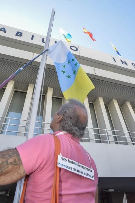 Las Palmas de Gran Canaria 21 Octubre 2016. El presidente del Cabildo, Antonio Morales, leyó un manifiesto en homanaje a.La bandera canaria con siete estrellas verdes que fue izada por primera vez en Gran Canaria en 1961 y causó una gran acogida entre la población, que pronto la asumió como propia como expresión de un sentimiento de identidad y sin ligarla a la reivindicación política con la que había nacido más de medio siglo antes.