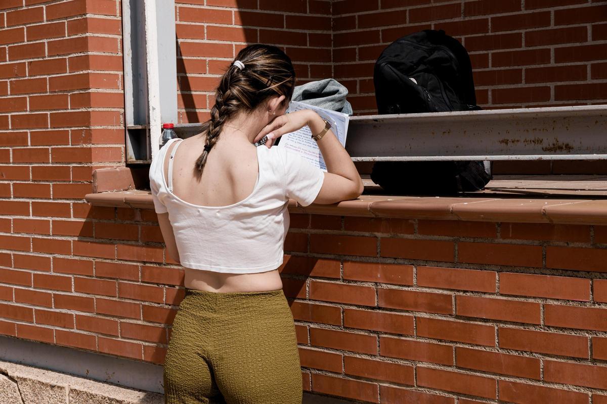 Una joven estudiando para el examen PAU.