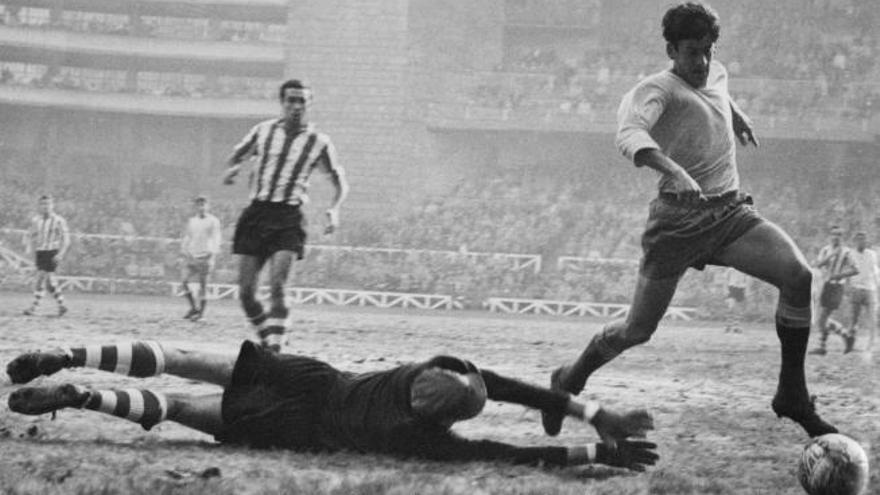 León, trata de superar la entrada del meta Iríbar, en el triunfo amarillo en San Mamés en la 1967-68.