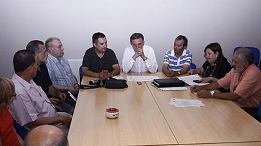 Miguel Alejo, durante la reunión celebrada ayer en la sede socialista.