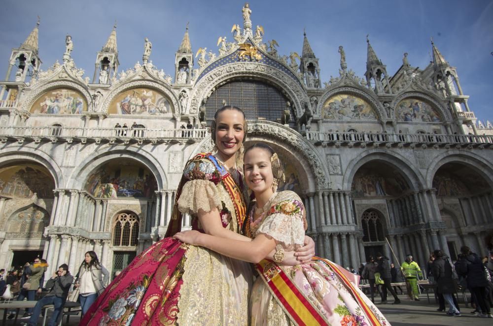 Las dos reinas, en la Plaza de San Marcos