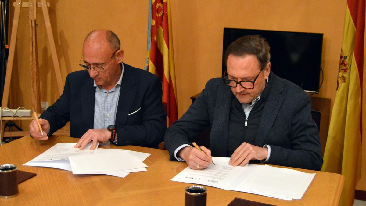 Salvador Manjón y Manuel Espinar durante la firma del acuerdo.