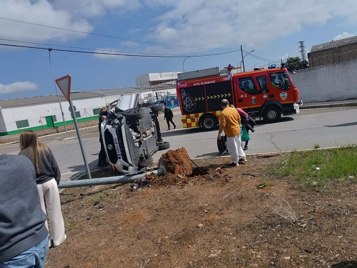 Los Bomberos del Ayuntamiento de Badajoz se han desplazado hasta el accidente.