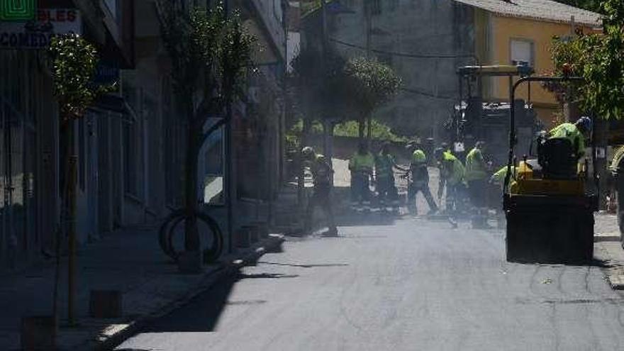 El asfaltado de la calle Ramal dos Galos se ejecutó ayer. // G.Núñez