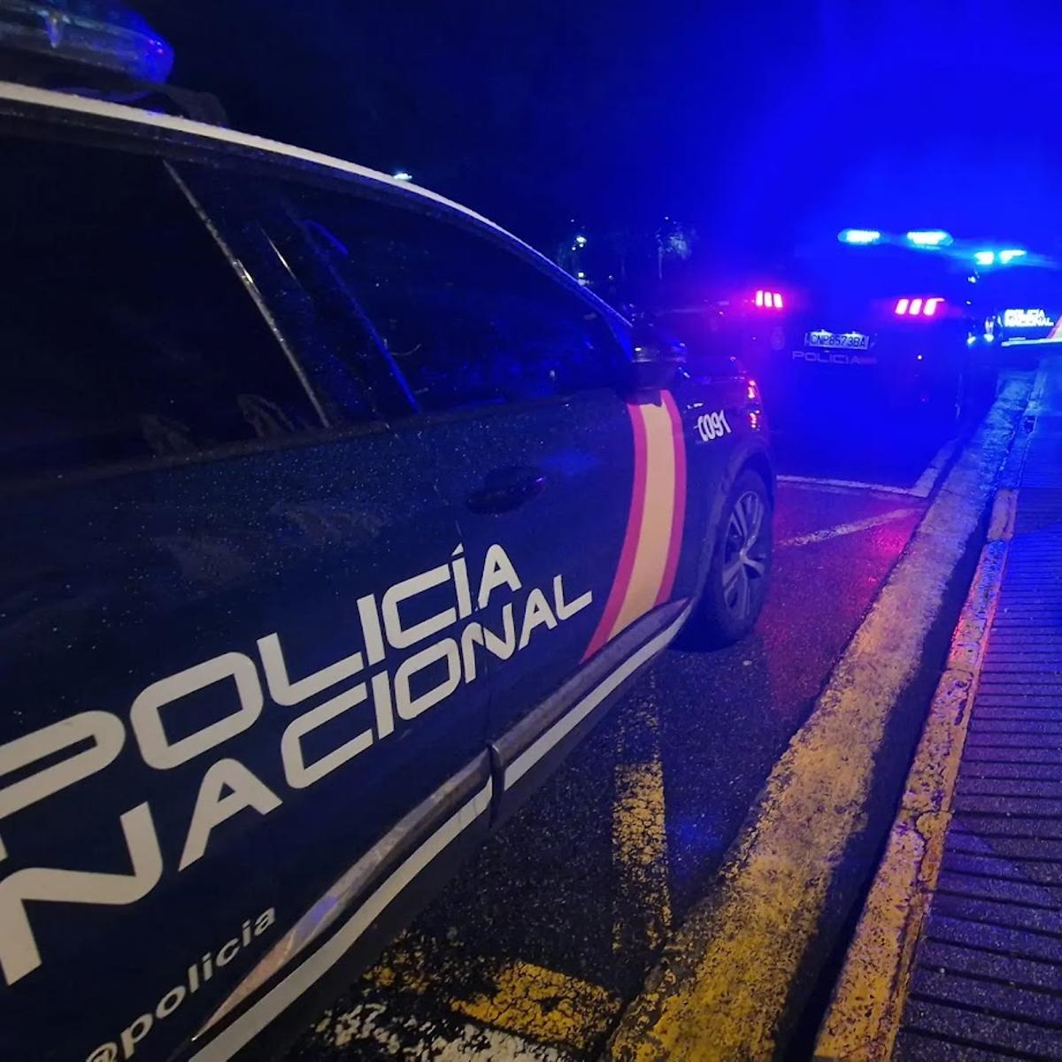 Vehículos patrulla de la Policía Nacional en servicio nocturno.